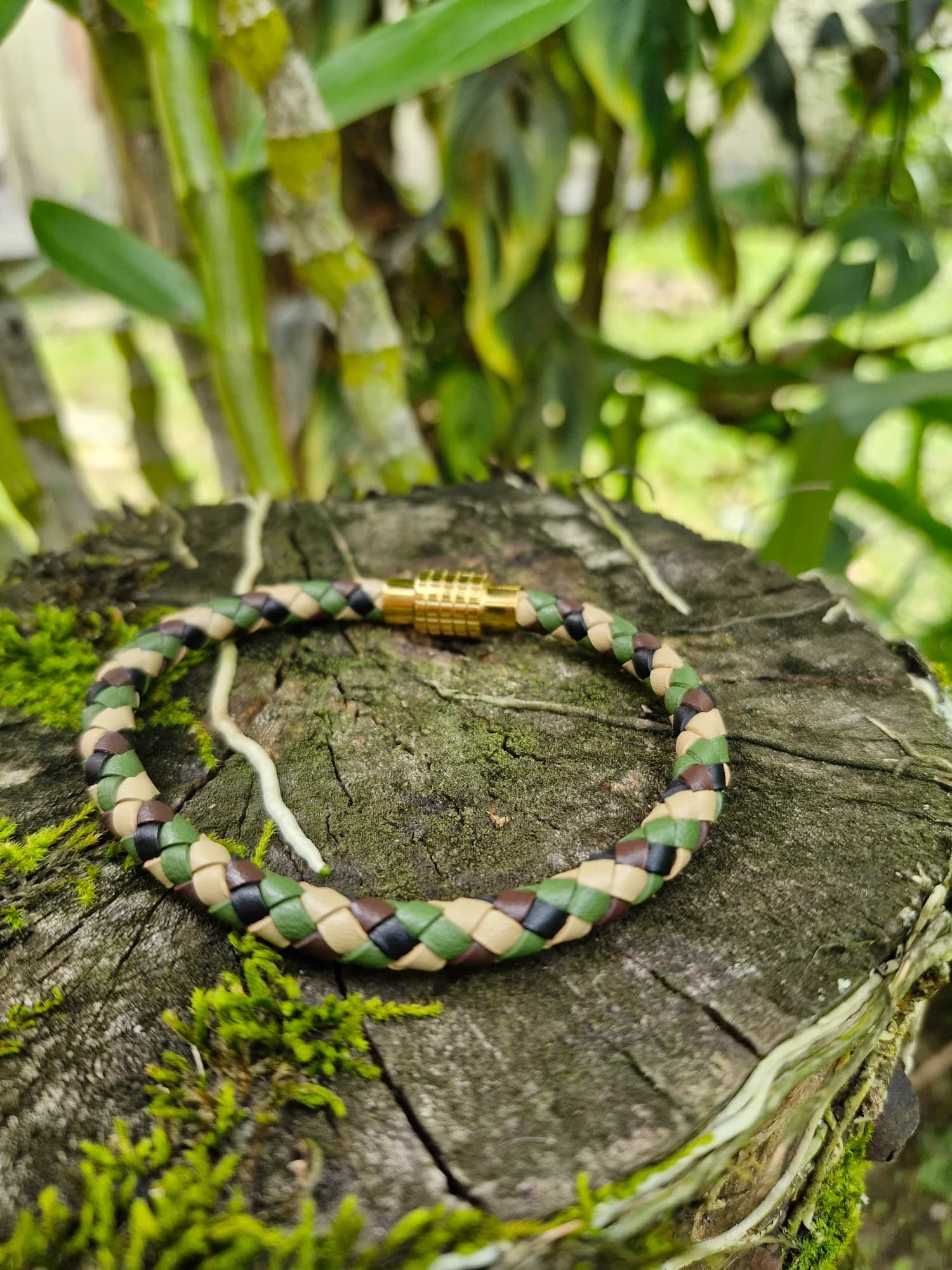 Pulsera de cuero con cierre de acero en color café verde Beach y negro