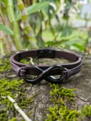 Pulsera de cuero con cierre de acero en color café  y entre pieza de infinito